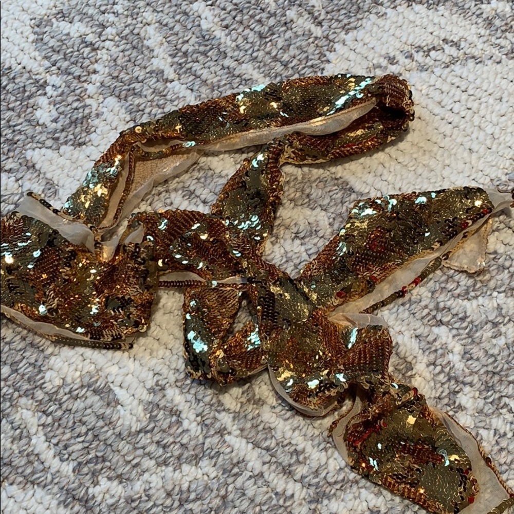 Gold sequence scarf.